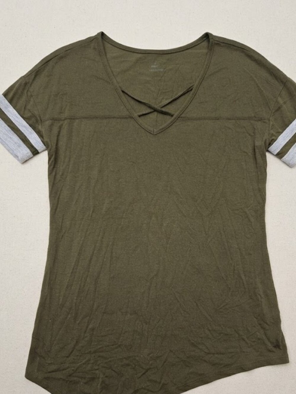 No Boundaries Olive Green Criss Cross V-Neck Athletic Tee Size L 11-13